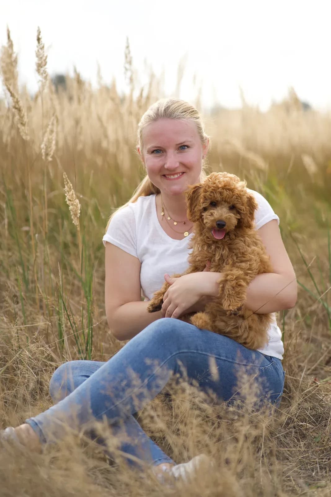 Laura, Gründerin von Schnüffelwissen, mit ihrem Kleinpudel Leo